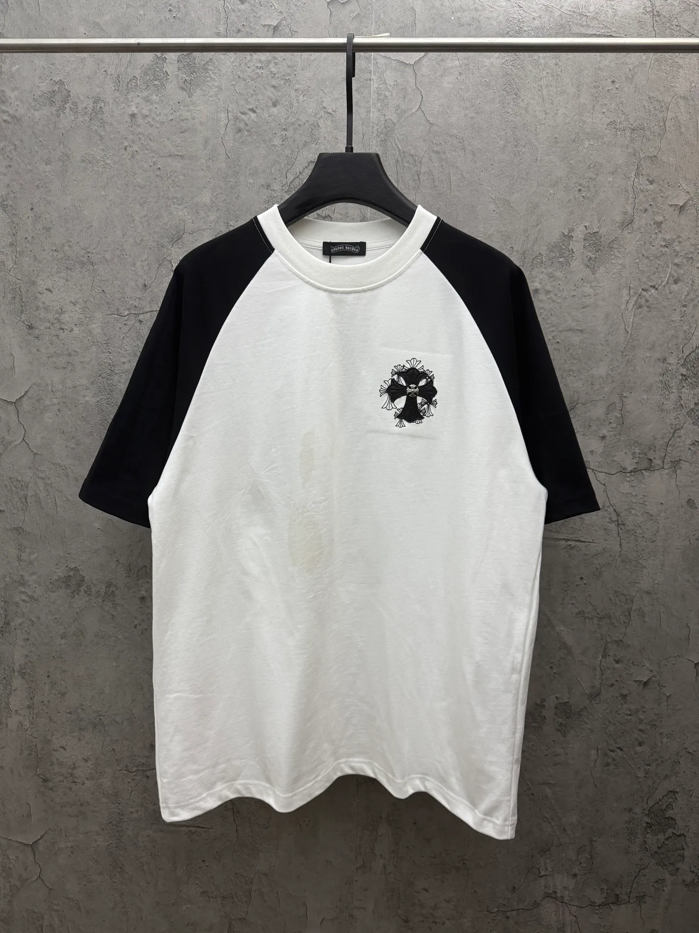 P200 top version, real shot without P, ​​different from market currency) 𝗖𝗵𝗿𝗼𝗺𝗲 𝗛𝗲𝗮𝗿𝘁𝘀/Cro Heart 2026 Spring New Original Single Counter American Laser Skin Embroidery Couple Color Short Sleeves 👑The highest version! Customized fabric 300 grams, best-selling model at the counter, very comfortable to wear. Accessories: original molded and authenticated collar label ➕ 100% silk wash water label. Genuine purchase-grade original hangtag➕matching hanging rope➕3D hanging beads➕original packaging bag. Craftsmanship: The original version has consistent wiring! The highest version of the armhole matching technique! Color: white and black Size: S M L XL Style number: 26-2036